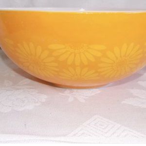 Vintage Pyrex Sunflower Daisy Cinderella Bowl